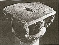 Chapiteau quadricephale hellenistique vu de dessus (traces circulaires visibles).jpg